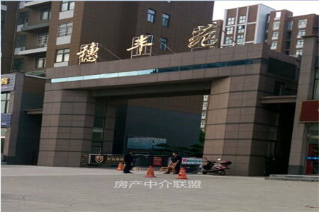 明华园小区，4楼三室二厅120平方，四全，07年